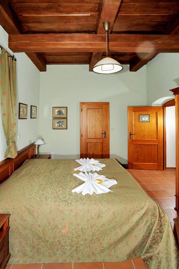 Hotel Kristin Hradek Дечин Экстерьер фото